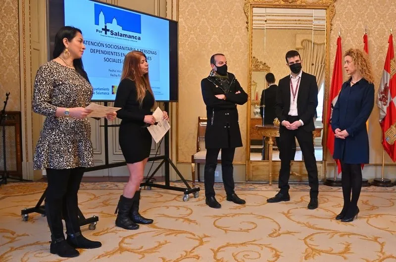 La concejala de Familia e Igualdad de Oportunidades, Ana Suárez, entrega los diplomas del curso de Atención Sociosanitaria del CEFOL