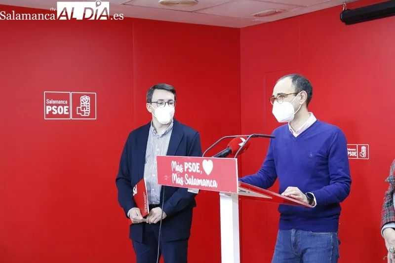 Los procuradores del PSOE por Salamanca, junto a los diputados nacionales, durante la rueda de prensa de este lunes. Fotos: David Sañudo