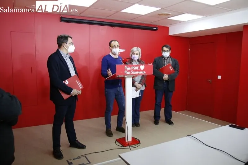 Los procuradores del PSOE por Salamanca, junto a los diputados nacionales, durante la rueda de prensa de este lunes. Fotos: David Sañudo