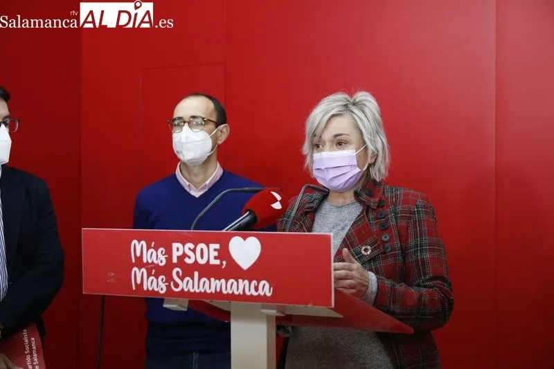 Los procuradores del PSOE por Salamanca, junto a los diputados nacionales, durante la rueda de prensa de este lunes. Fotos: David Sañudo