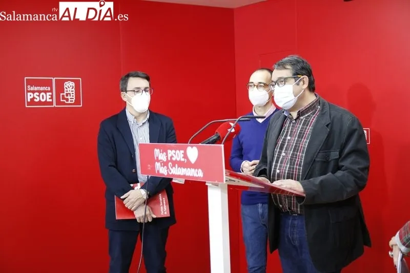 Los procuradores del PSOE por Salamanca, junto a los diputados nacionales, durante la rueda de prensa de este lunes. Fotos: David Sañudo