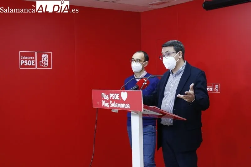 Los procuradores del PSOE por Salamanca, junto a los diputados nacionales, durante la rueda de prensa de este lunes. Fotos: David Sañudo