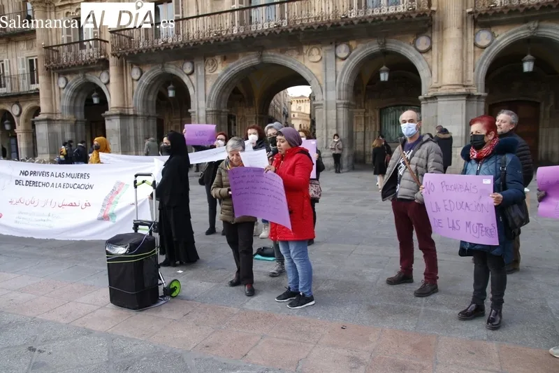 Concentración en la Plaza Mayor de Salamanca contra el cierre de escuelas para mujeres en Afganistán. Fotos: David Sañudo