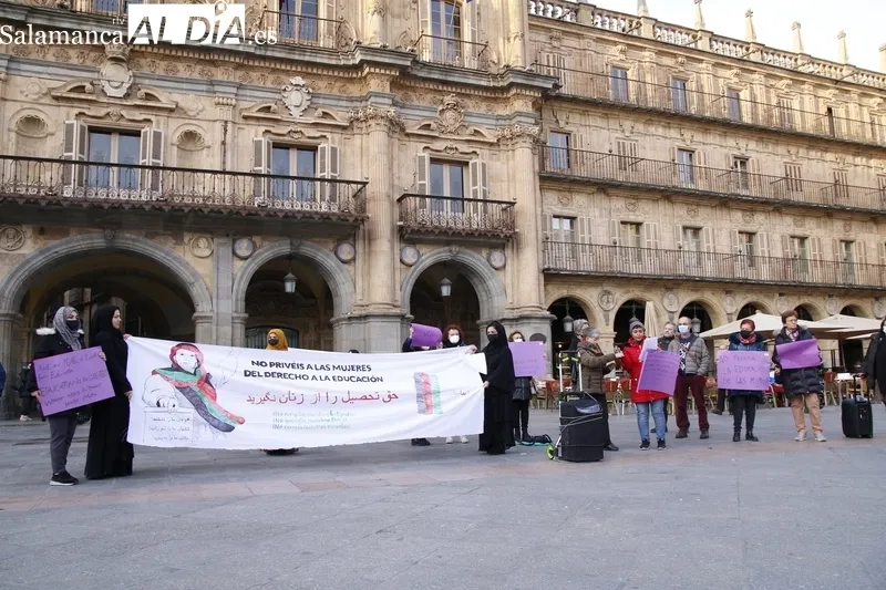 Concentración en la Plaza Mayor de Salamanca contra el cierre de escuelas para mujeres en Afganistán. Fotos: David Sañudo