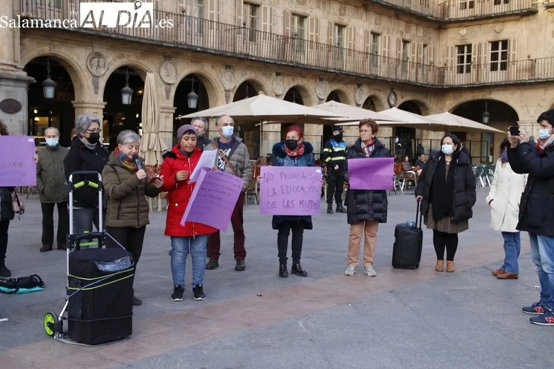 Concentración en la Plaza Mayor de Salamanca contra el cierre de escuelas para mujeres en Afganistán. Fotos: David Sañudo