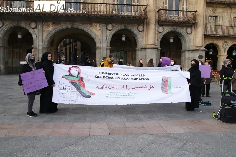 Concentración en la Plaza Mayor de Salamanca contra el cierre de escuelas para mujeres en Afganistán. Fotos: David Sañudo