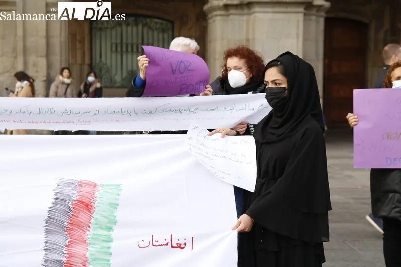 Concentración en la Plaza Mayor de Salamanca contra el cierre de escuelas para mujeres en Afganistán. Fotos: David Sañudo