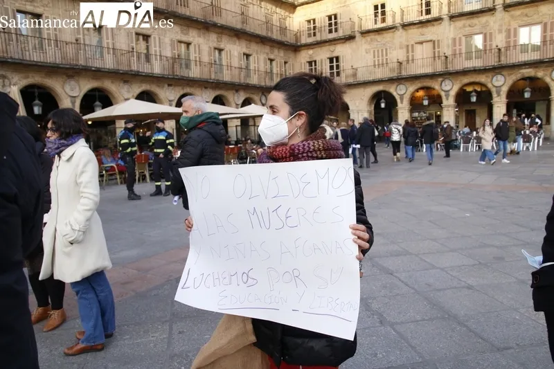 Concentración en la Plaza Mayor de Salamanca contra el cierre de escuelas para mujeres en Afganistán. Fotos: David Sañudo