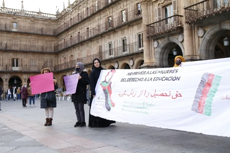 Concentración en la Plaza Mayor de Salamanca contra el cierre de escuelas para mujeres en Afganistán. Fotos: David Sañudo