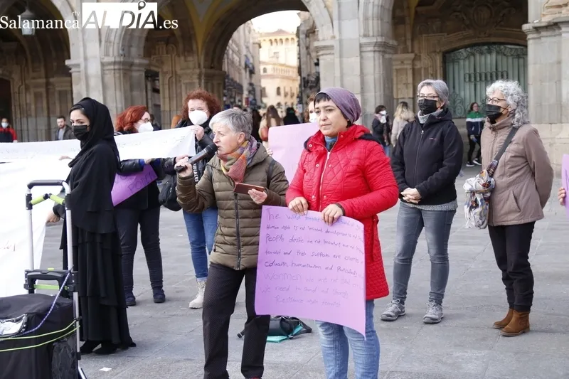Concentración en la Plaza Mayor de Salamanca contra el cierre de escuelas para mujeres en Afganistán. Fotos: David Sañudo