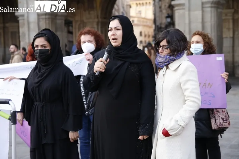 Concentración en la Plaza Mayor de Salamanca contra el cierre de escuelas para mujeres en Afganistán. Fotos: David Sañudo