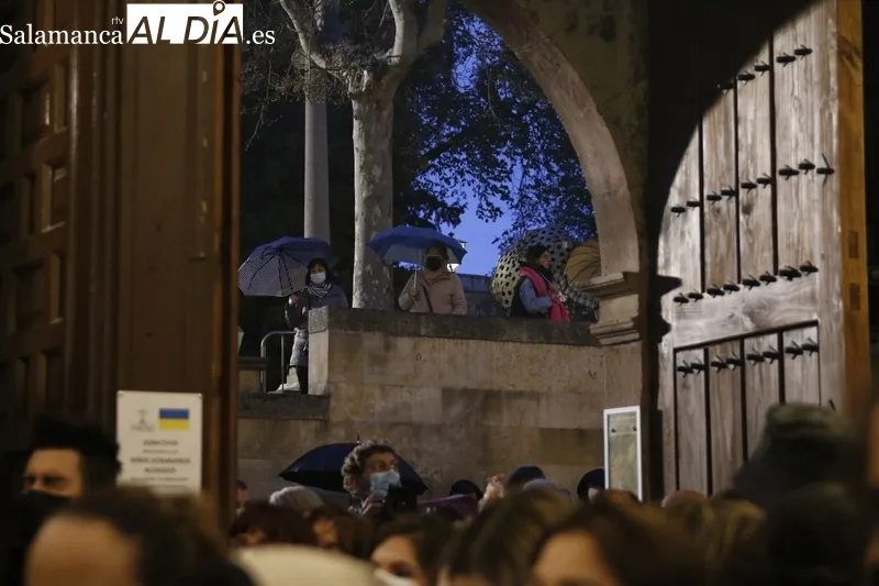 Foto 6 - La lluvia de este Viernes de Dolores trunca el V&iacute;a Matris de la Vera Cruz 