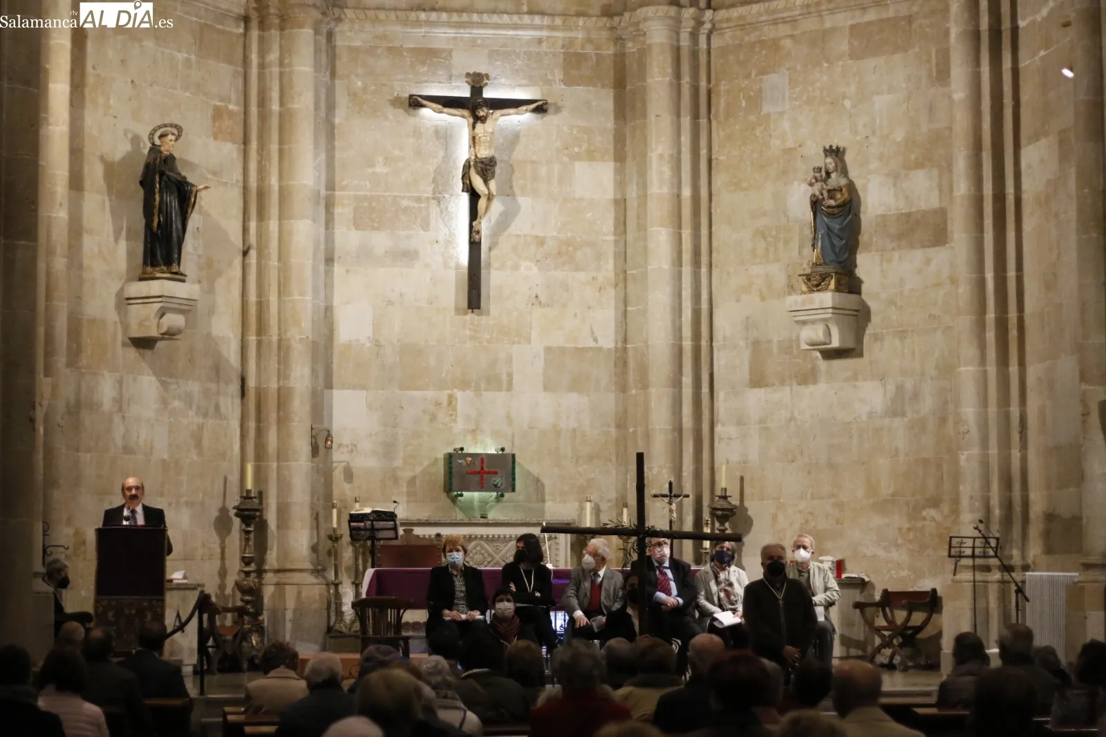 La iglesia de San Juan de Sahagún durante las últimas Siete Palabras de Cristo en la Cruz  / Fotos: David Sañudo