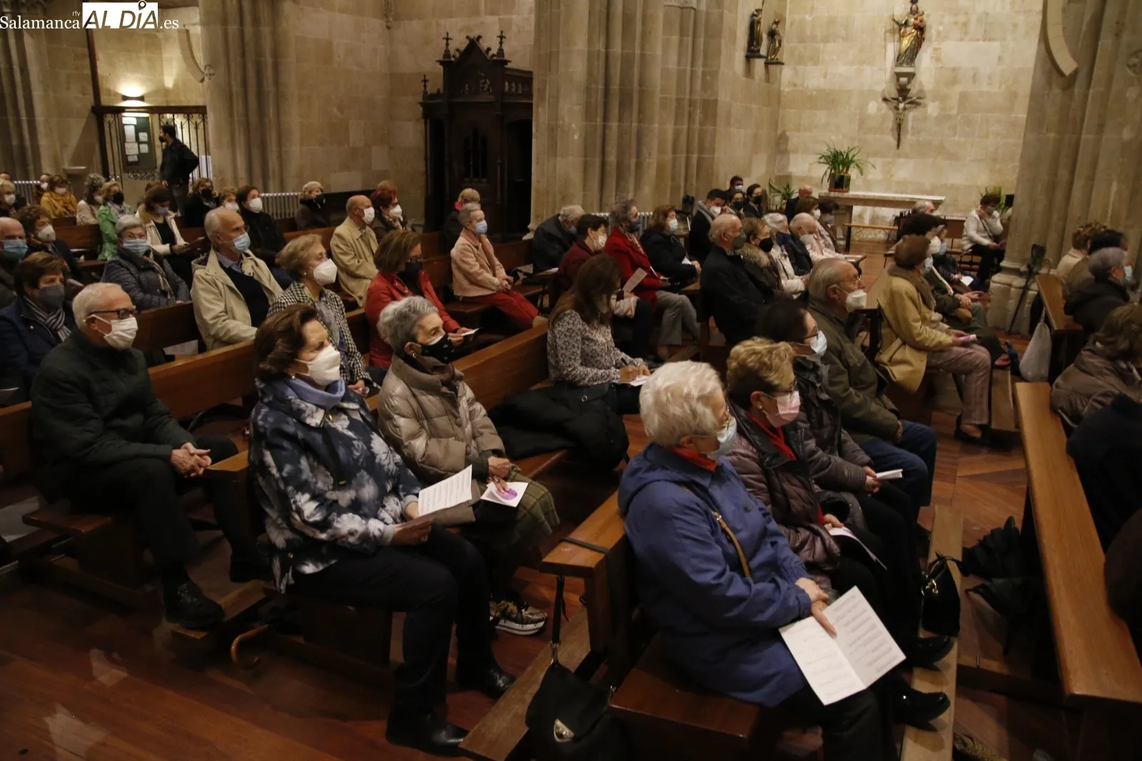 La iglesia de San Juan de Sahagún durante las últimas Siete Palabras de Cristo en la Cruz  / Fotos: David Sañudo
