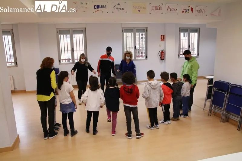 La concejala Ana Suárez ha visitado este miércoles la ludoteca de San José. Fotos: David Sañudo