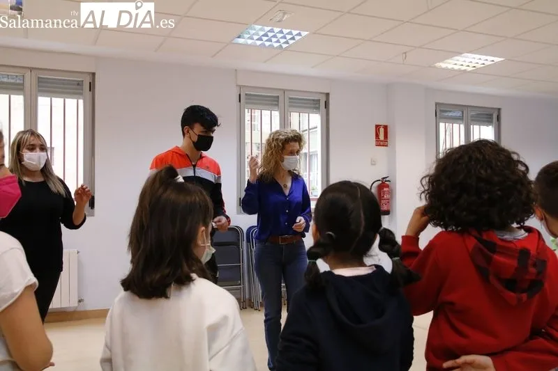 La concejala Ana Suárez ha visitado este miércoles la ludoteca de San José. Fotos: David Sañudo