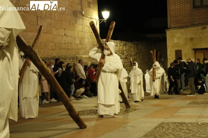Foto 8 - El Cristo del Amor y la Paz vuelve a cruzar el Puente Romano