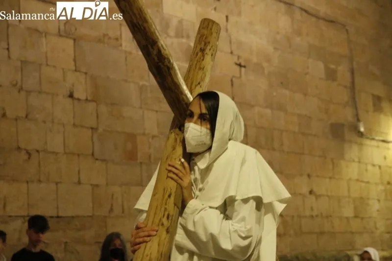 Foto 6 - El Cristo del Amor y la Paz vuelve a cruzar el Puente Romano