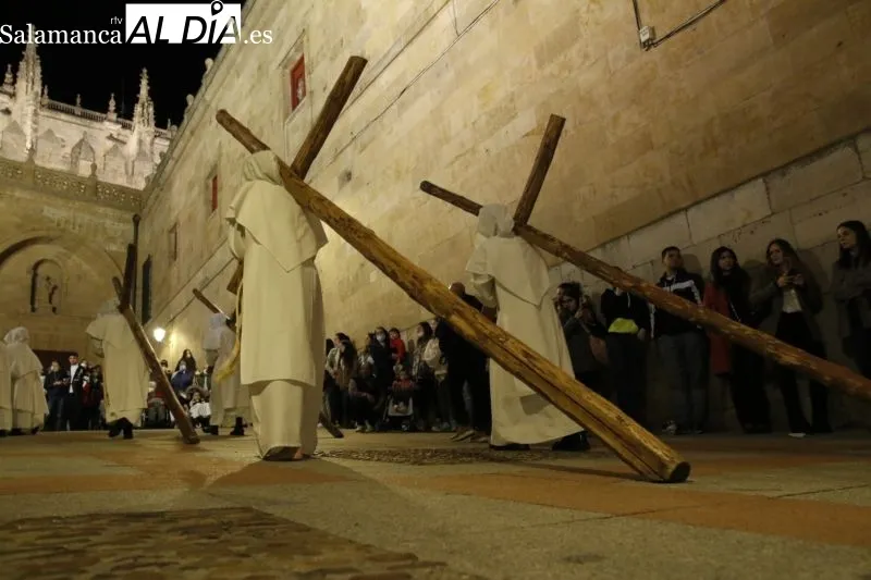 Foto 5 - El Cristo del Amor y la Paz vuelve a cruzar el Puente Romano
