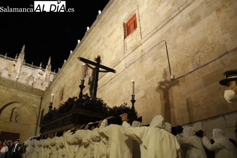 Foto 4 - El Cristo del Amor y la Paz vuelve a cruzar el Puente Romano