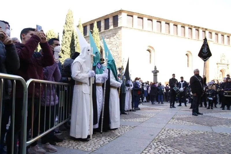 Foto 6 - La Procesi&oacute;n de la Hermandad Dominicana inicia con fuerza el Viernes Santo