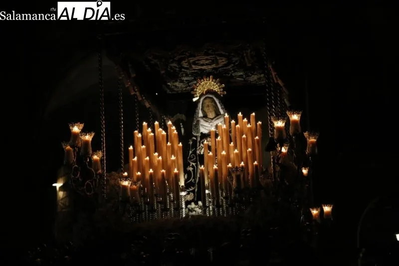 Foto 10 - La Soledad, la 'se&ntilde;ora de Salamanca', recorre las calles con solemnidad