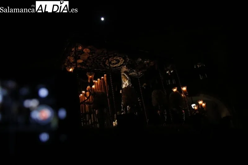 Foto 9 - La Soledad, la 'se&ntilde;ora de Salamanca', recorre las calles con solemnidad