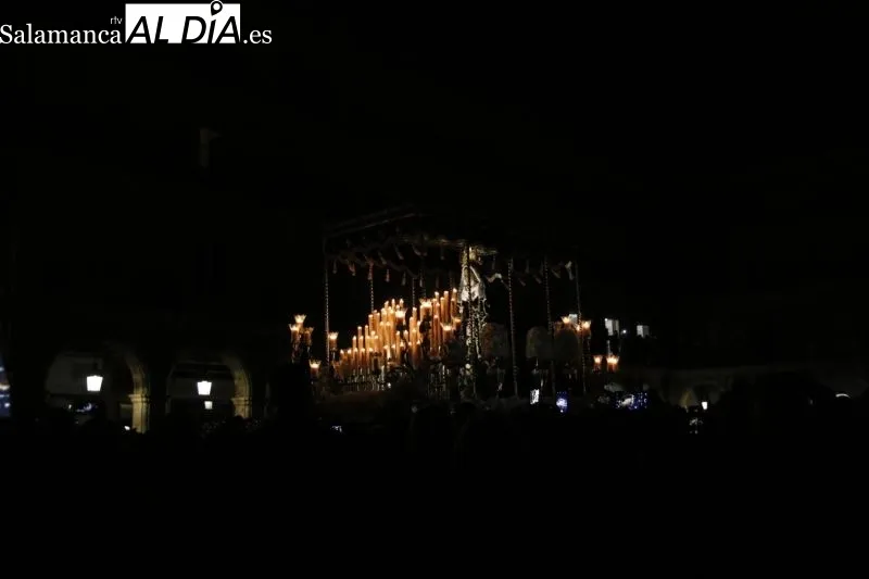 Foto 7 - La Soledad, la 'se&ntilde;ora de Salamanca', recorre las calles con solemnidad