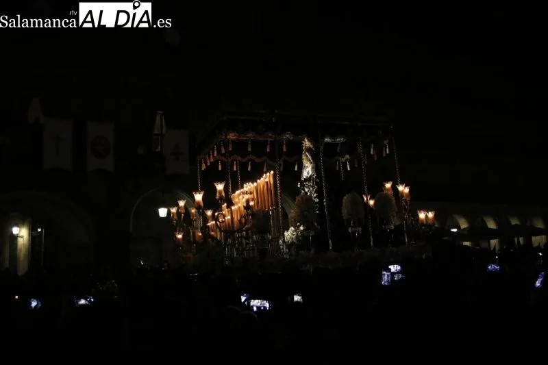 Foto 6 - La Soledad, la 'se&ntilde;ora de Salamanca', recorre las calles con solemnidad