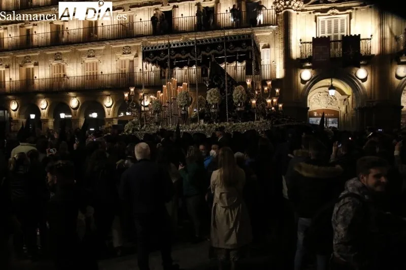 Foto 5 - La Soledad, la 'se&ntilde;ora de Salamanca', recorre las calles con solemnidad