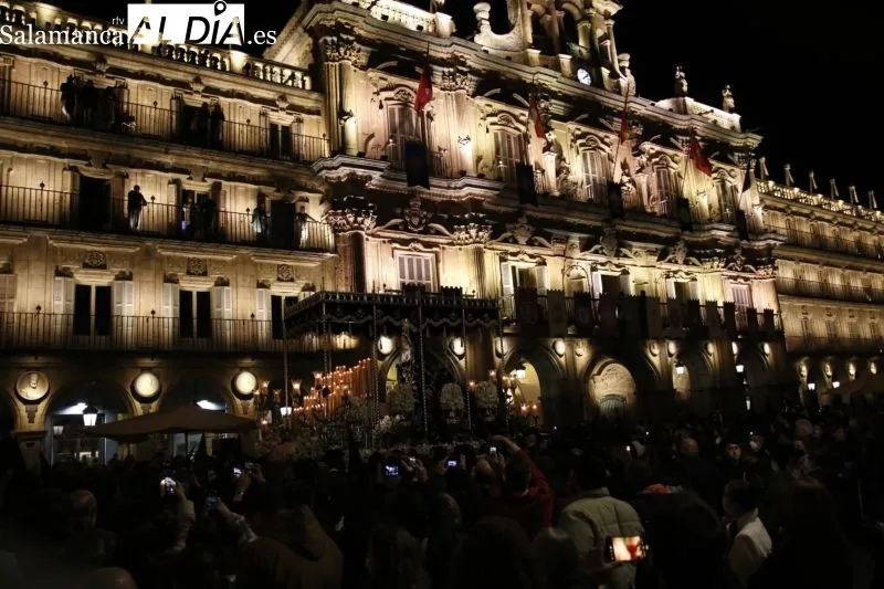 Foto 4 - La Soledad, la 'se&ntilde;ora de Salamanca', recorre las calles con solemnidad