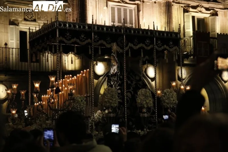Foto 3 - La Soledad, la 'se&ntilde;ora de Salamanca', recorre las calles con solemnidad