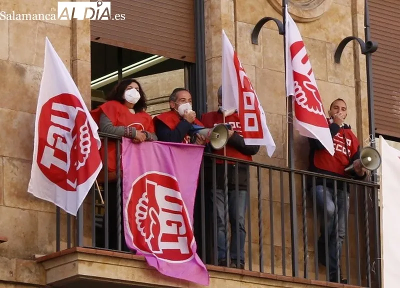 Encierro de CCOO y UGT en la sede central de Correos en Salamanca. Foto de David Sañudo