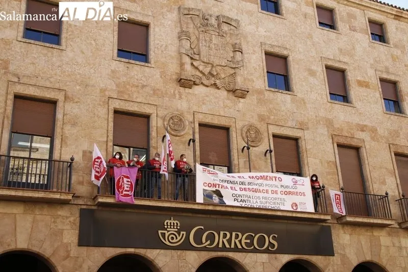 Encierro de CCOO y UGT en la sede central de Correos en Salamanca. Foto de David Sañudo