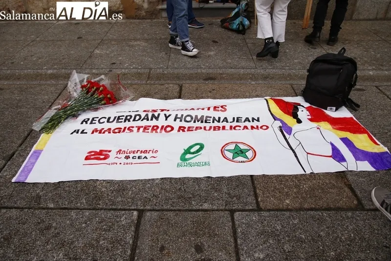 Homenaje al magisterio republicano de los colectivos estudiantiles CEA y CES