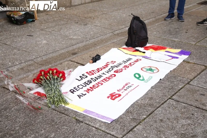 Homenaje al magisterio republicano de los colectivos estudiantiles CEA y CES