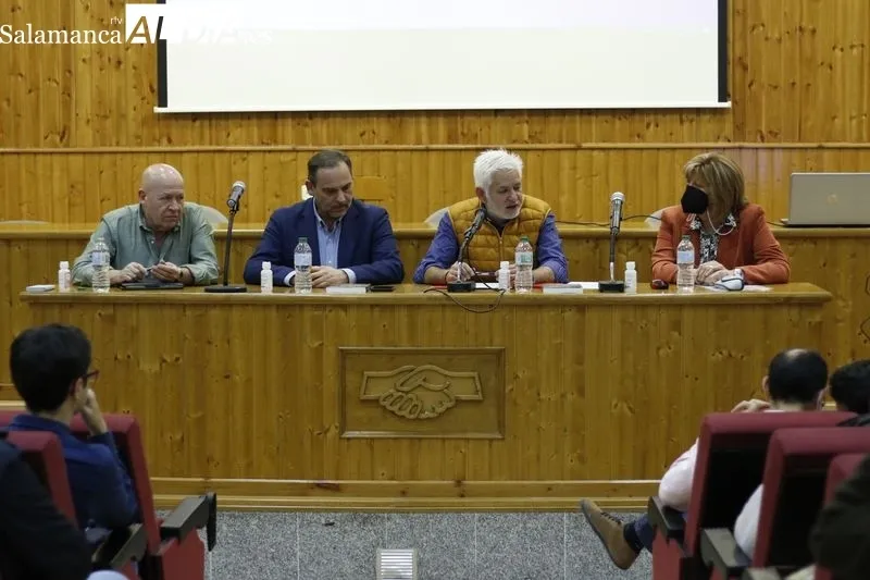 Conferencia debate que ha tenido lugar este viernes en el salón de actos de UGT