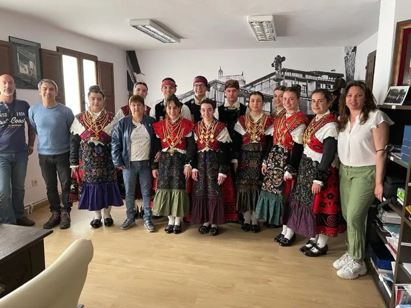 Los quintos de La Alberca cumplen con la tradición del pendón - Ayto. Alberca