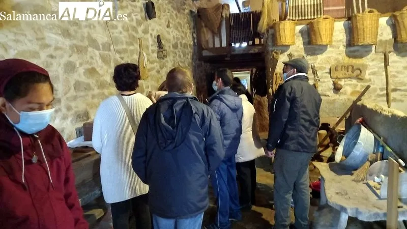 Los chicos de Asprodes en la casa museo El Pereduz