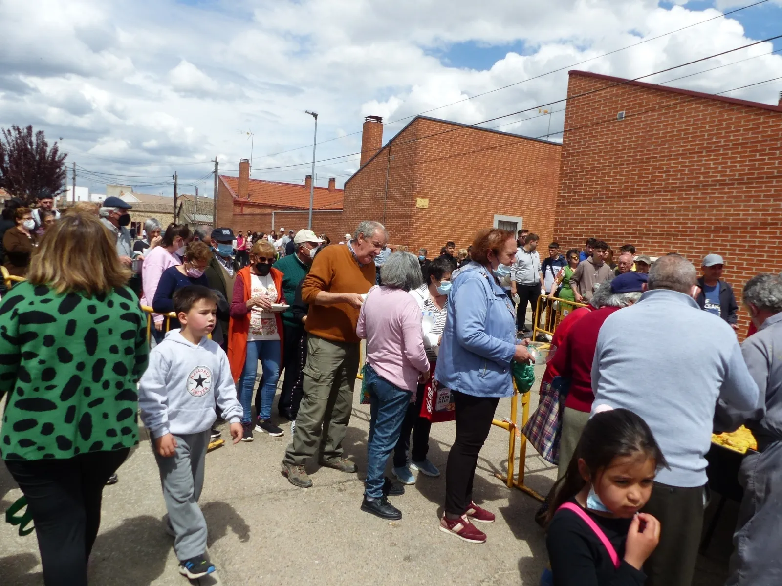 Foto 4 - Cientos de vecinos despiden con una paellada las Fiestas del Voto en Villoria