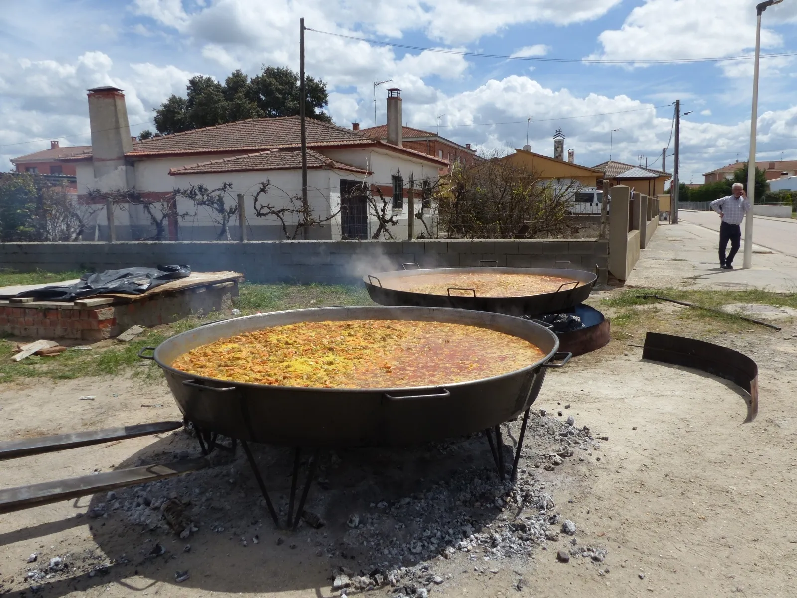 Foto 3 - Cientos de vecinos despiden con una paellada las Fiestas del Voto en Villoria