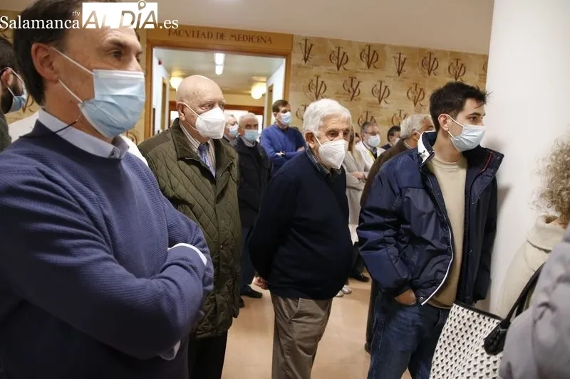 Asistentes a un acto de esta mañana en la Facultad de Medicina