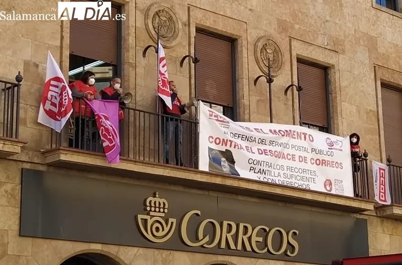 Encierro de CCOO y UGT en la sede central de Correos en Salamanca. Foto de David Sañudo