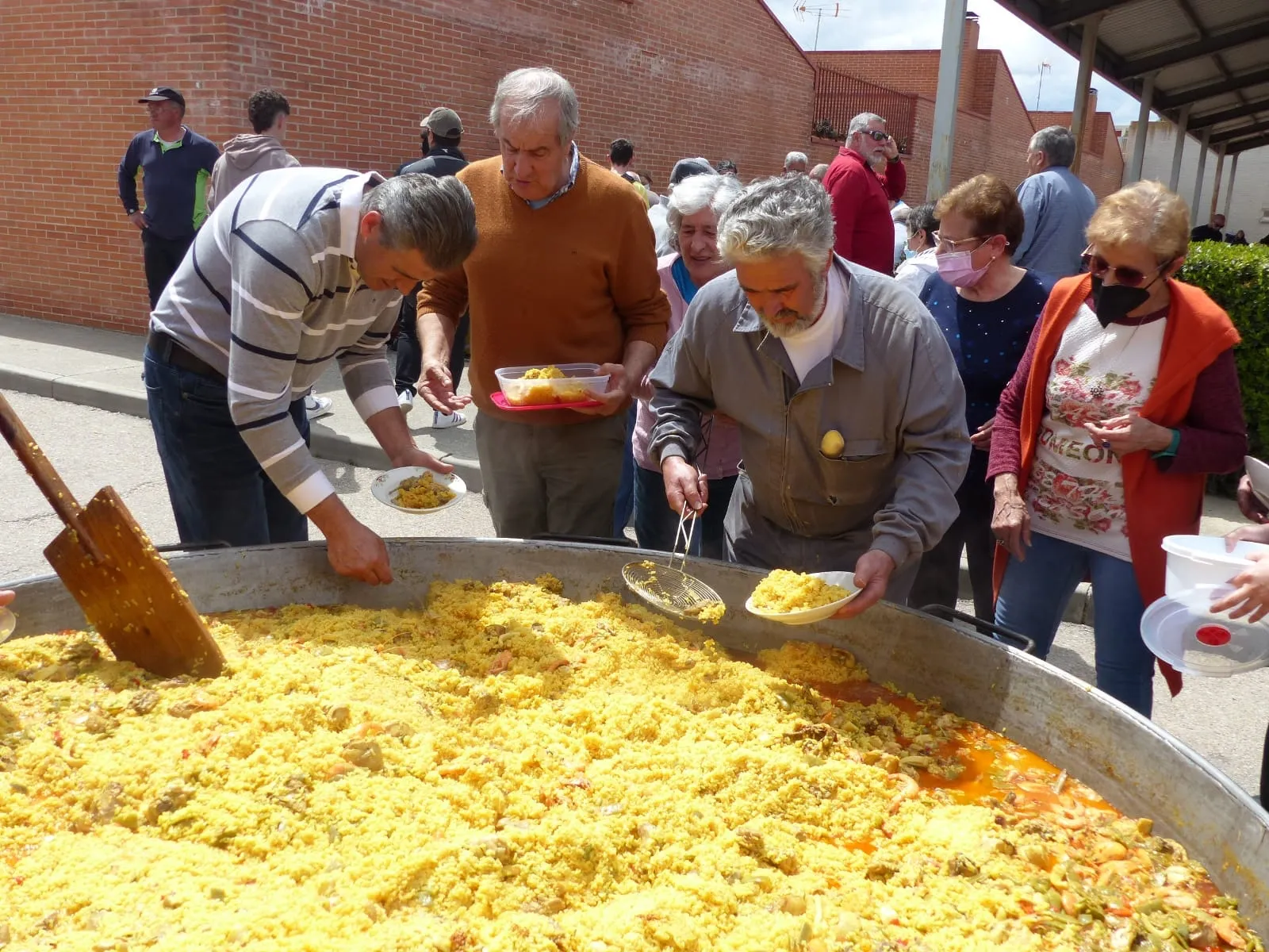 Foto 12 - Cientos de vecinos despiden con una paellada las Fiestas del Voto en Villoria