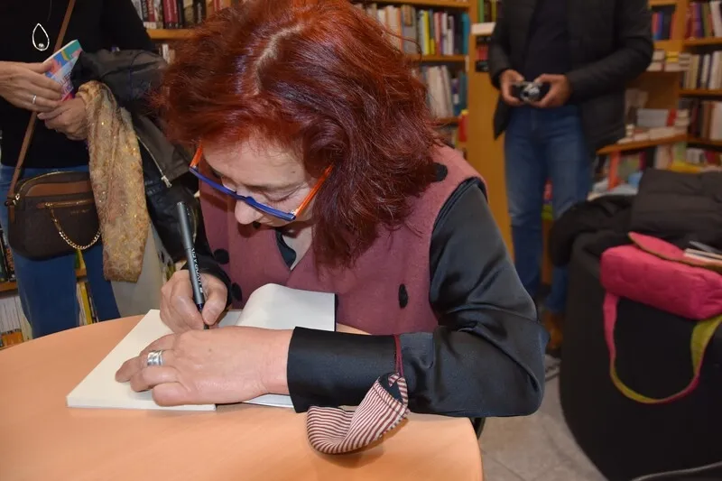La autora Ajo Diz, durante la presentación de su libro este miércoles en Salamanca. Fotos: Carmen Borrego 
