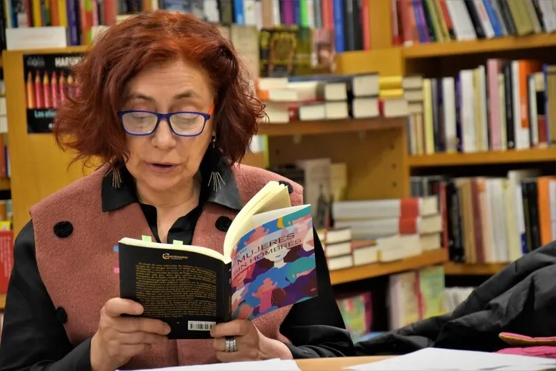 La autora Ajo Diz, durante la presentación de su libro este miércoles en Salamanca. Fotos: Carmen Borrego 