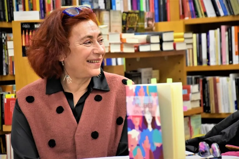 La autora Ajo Diz, durante la presentación de su libro este miércoles en Salamanca. Fotos: Carmen Borrego 