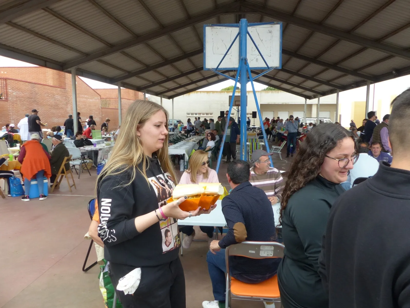 Foto 2 - Cientos de vecinos despiden con una paellada las Fiestas del Voto en Villoria