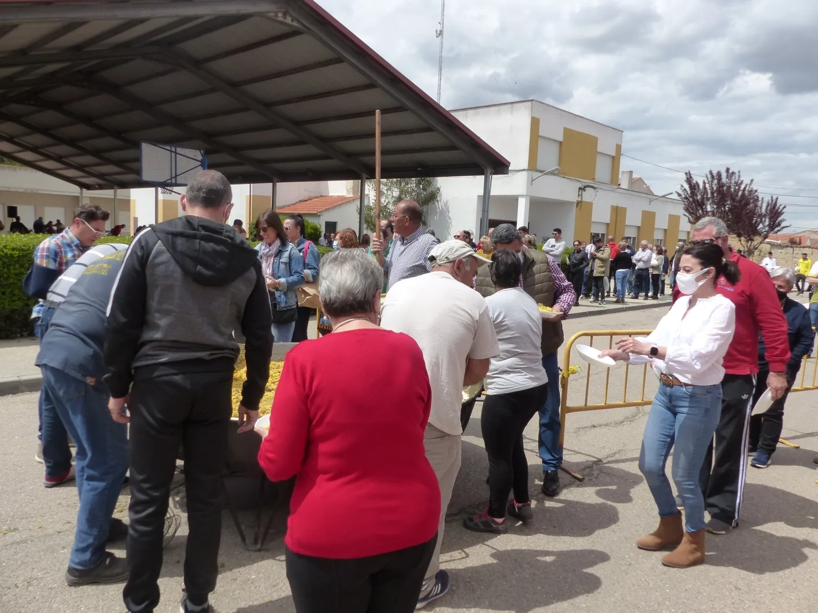 Foto 7 - Cientos de vecinos despiden con una paellada las Fiestas del Voto en Villoria