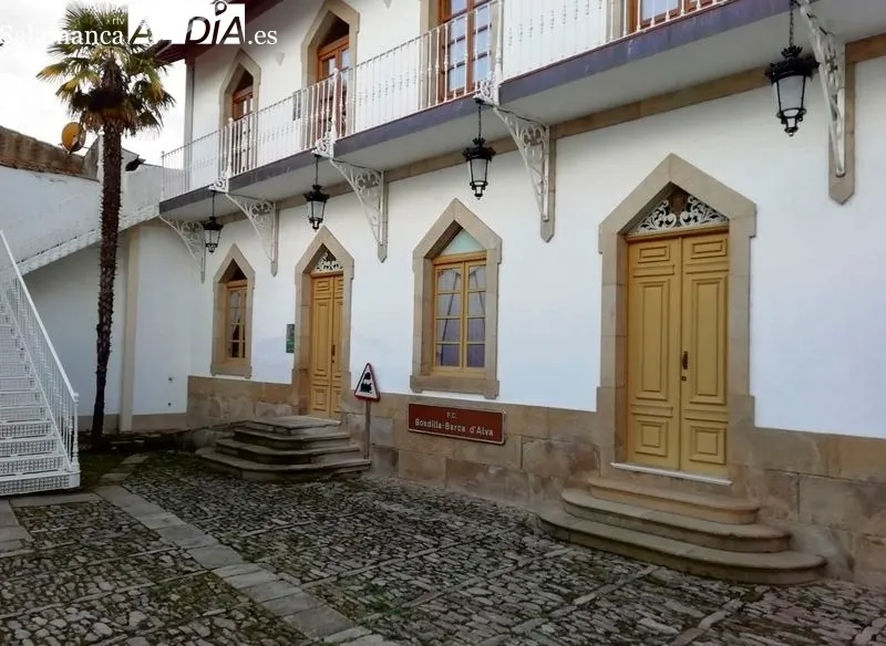 La Casa de los Condes de Lumbrales muestra en detalle la vía férrea   /  E. C.
